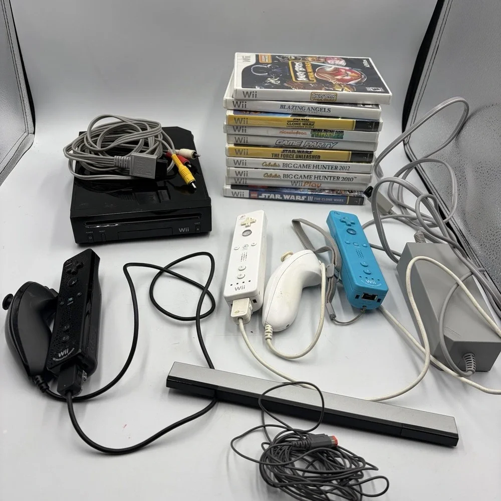 Nintendo Wii Black Console Bundle with Games and Cords Model RVL-001 Tested
